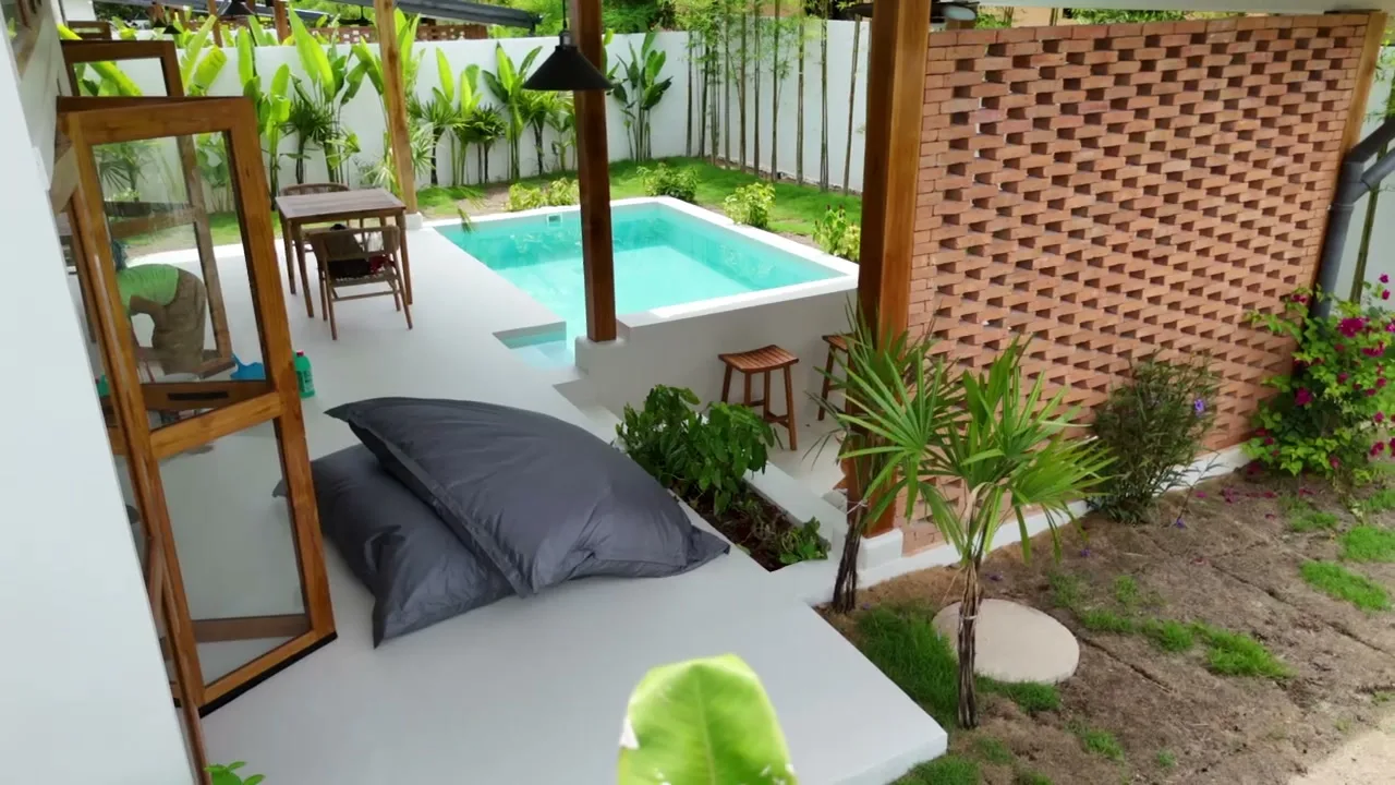 Deer Villas z výšky: bazén, terasa a zahrada